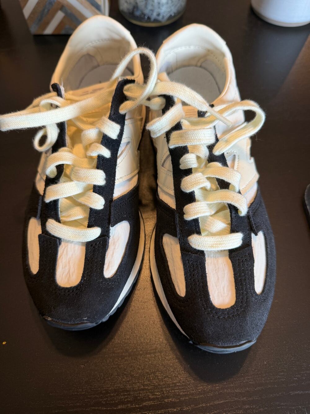 NEW BALANCE 471 RUNNING SNEAKERS IN BLACK AND WHITE SIZE 7